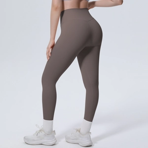 Detailansicht der dunkelbraunen High-Waist-Leggings mit Push-Up-Effekt und Stoffstruktur