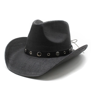 Classico cappello da cowboy in paglia nera intrecciata con fascia borchiata e tesa larga