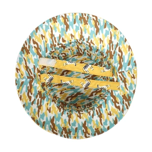 Détail d'un chapeau de soleil réversible pour enfant avec imprimé camouflage et lanières zèbre