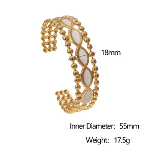 Détail du jonc ouvert plaqué or 18k avec incrustation blanche montrant la largeur de 18mm