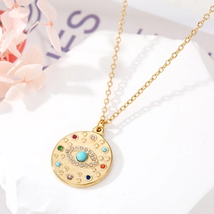 Vue détaillée du pendentif Evil Eye doré avec turquoise et zircons multicolores