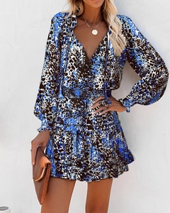 Détail du décolleté en V et taille élastique sur robe à imprimé léopard bleu