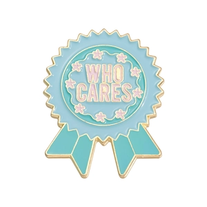 Blaugrüne Medaille-Emaille-Anstecknadel mit rosa Who Cares Slogan und goldenem Rand