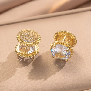 Französische Vintage-Ohrringe mit 18 Karat Goldbeschichtung und geometrischen Zirkoniasteinen