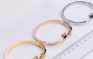 Bracelets en acier titane tricolores avec incrustation de zircone et mesure de taille
