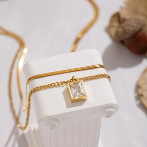 Élégant collier double épaisseur plaqué or 18 carats avec pendentif zircon carré sur socle