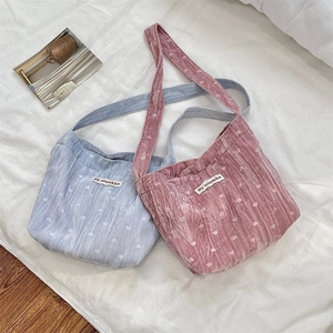 Sacs à bandoulière en velours côtelé à motif cœur en bleu pastel et rose poudré