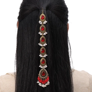 Catena per capelli vintage boho con gemme rosse a goccia e nappe di perle su capelli neri
