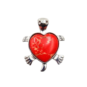 Zilveren schildpad hanger met hartvormige rode jaspis steen op een witte achtergrond