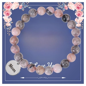 Bracelet en pierre naturelle rose avec breloque cœur Mom sur une carte cadeau bleue