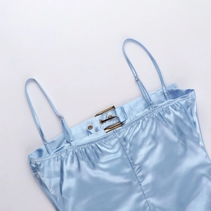Détails des bretelles réglables et du satin sur une robe bleu clair à col bénitier sexy