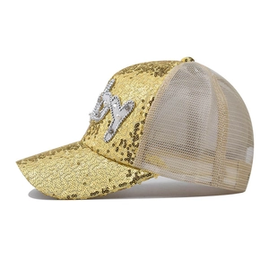 Casquette à paillettes dorées avec lettre en perles et maille respirante vue de côté