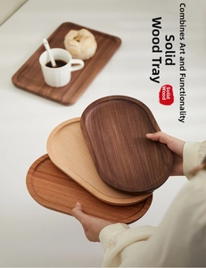 Detailopname van handgehouden ovale houten serveerschalen voor thee en koffie