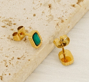 Détails de boucles d'oreilles carrées en zircon émeraude et acier doré avec gravure à l'arrière