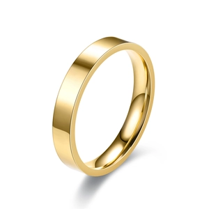Bague alliance minimaliste en acier inoxydable doré de 4mm sur fond blanc pur