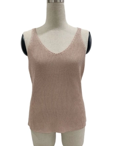 Detaillierte Stricktextur des hellrosa V-Ausschnitt Camisole Tops mit Webstruktur