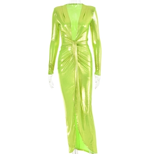 Détail du col en V et de la texture plissée métallique sur la robe vert fluorescent
