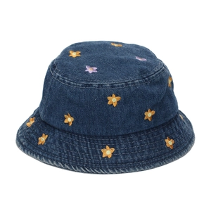 Gros plan détaillé de la broderie fleur jaune et violette sur un chapeau bob en jean