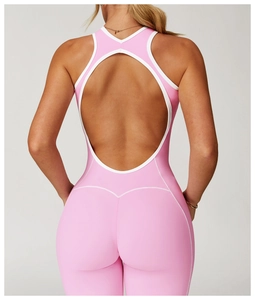 Detaillierte Rückansicht des rosa Yoga-Bodysuits mit Cut-out-Design und weißem Saum