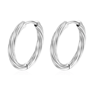 Créoles torsadées minimalistes argentées avec un design en spirale sur fond blanc