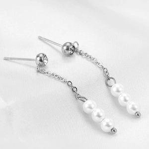 Elegant 18K gold-plated drop earrings featuring long chains with pearls and rhinestones