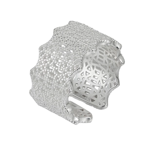 S925 Sterling Silber Breiter Offener Ring mit Matte Textur und hohlem Geometrie-Design
