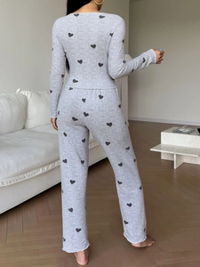 Vue arrière d'un ensemble de pyjama gris imprimé cœur avec haut à manches longues et pantalon