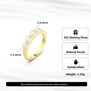 Detail eines S925 Sterlingsilber-Rings mit vier natürlichen Süßwasserperlen und Stempel
