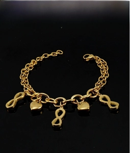 Détails des pendentifs infini et cœur en plaqué or 18 carats sur bracelet acier inoxydable