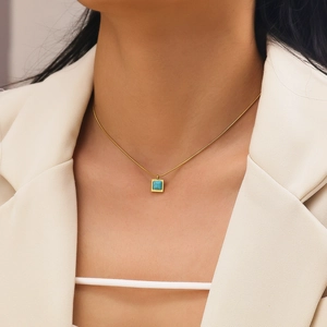 Collier minimaliste en titane doré avec pendentif carré en turquoise pour femme