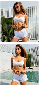 Dettaglio degli shorts in denim bianco con lacci laterali e orlo sfrangiato per l'estate