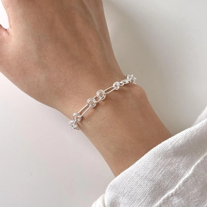 Detail of 925 sterling silver O-ring chain bracelet worn on a woman's wrist