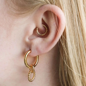 Chic vintage style triple linked interlocking hoop earrings in polished gold finish