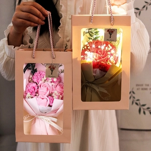 Vista detallada de bolsas de regalo de flores de jabón con luces LED y empaque