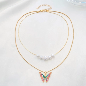 Set collana doppia a strati dorata con farfalla in smalto colorato e perle bianche
