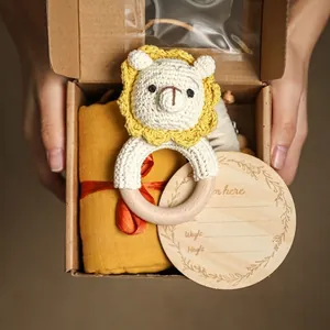 Set regalo neonato con sonaglio a leone, coperta in cotone e pietra miliare in legno