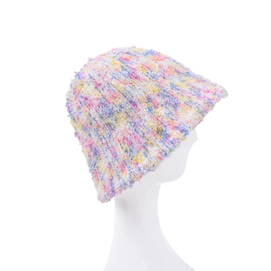 Dettaglio del cappello pescatore in maglia arcobaleno con morbida trama mohair su manichino