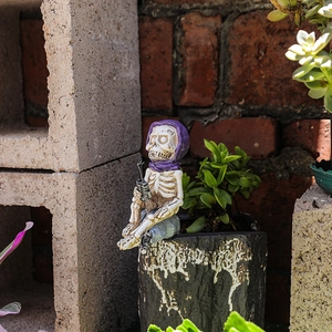 Figura creativa de esqueleto pescando en resina para decoración de macetas jardín