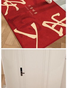 Détail du paillasson rouge de pendaison de crémaillère avec caractères de chance.