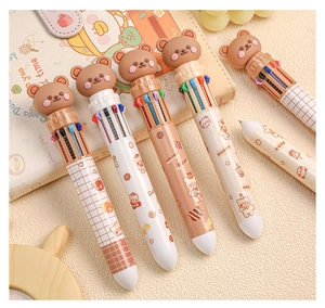 Dettaglio di 5 penne a sfera multicolore con simpatiche figure di orsi e fusti decorati
