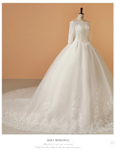 Détail des manches longues en dentelle et du corsage d'une robe de mariée blanche