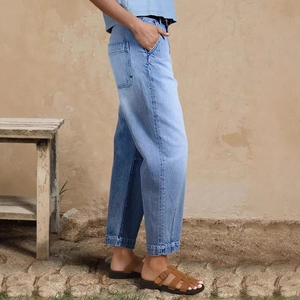 Jean large bleu clair pour femme avec poches latérales et coupe droite tendance et décontractée