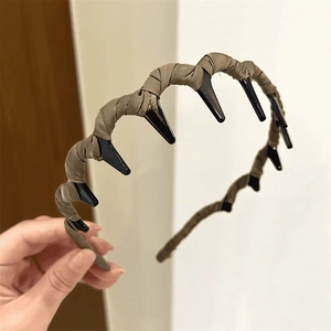 Detail of double-layer toothed headband with brown fabric wrap and non-slip hair teeth