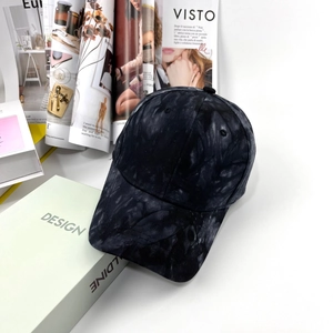 Vista dall'alto dettagliata del berretto tie-dye nero e grigio su sfondo da studio minimalista