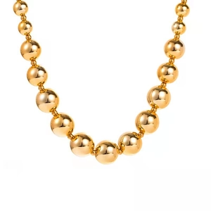 Poliertes Goldperlen-Halsband mit verlaufenden Metallkugeln im minimalistischen Stil