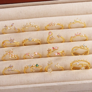 Détails de bagues dorées ajustables avec zircons colorés en forme de fleur et cœur