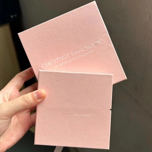 Cajas de joyería cuadradas rosas en 11x11cm y 9x9cm con textura fina
