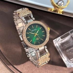 Montre à quartz élégante pour femme en or et argent avec cadran vert émeraude et cristaux