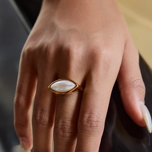 Elegante anello placcato oro 18 carati con perla marquise indossato da una modella