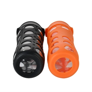 Détail de bouteilles en verre borosilicaté avec étuis de protection en silicone noir et orange